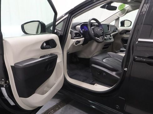 Certified 2024 Chrysler Pacifica Touring-L FWD image 8