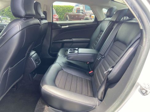 Used 2018 Ford Fusion SE w/ Equipment Group 201A FWD image 12