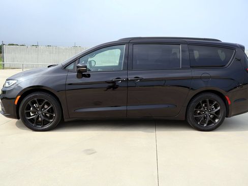Used 2025 Chrysler Pacifica Limited FWD image 2