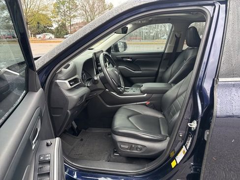 Used 2020 Toyota Highlander XLE image 9