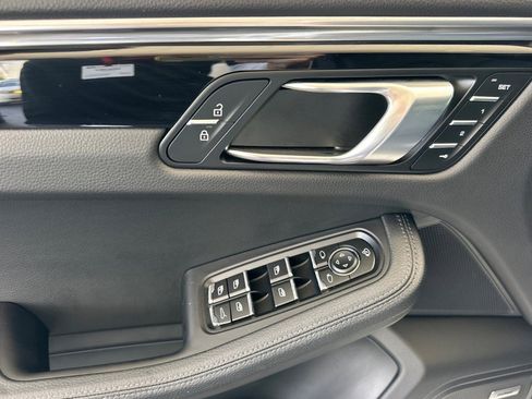 Certified 2022 Porsche Macan AWD/4WD image 12
