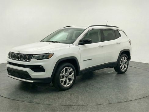 Used 2025 Jeep Compass Latitude image 3