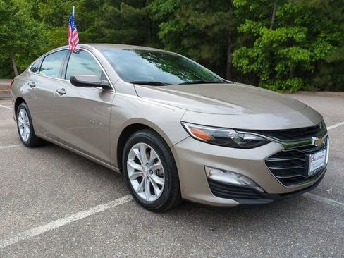 Used 2025 Chevrolet Malibu LT image 2