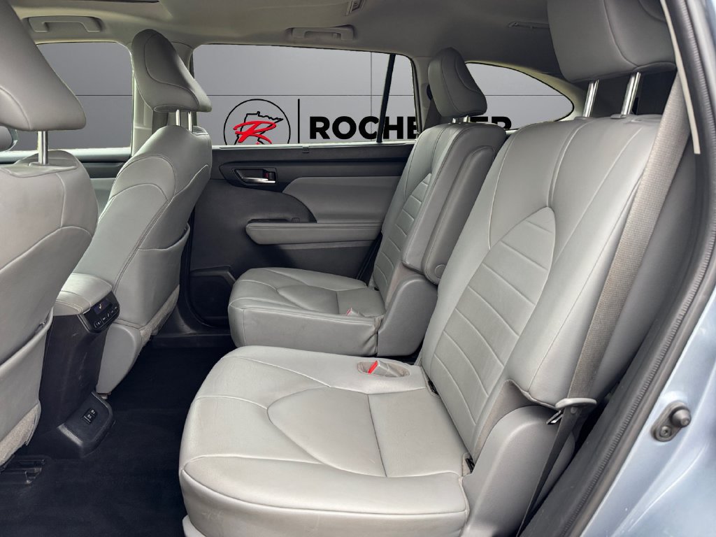 Used 2021 Toyota Highlander XLE AWD/4WD image 18