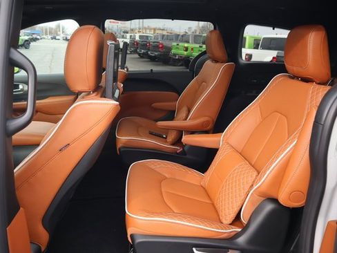 New 2026 Chrysler Pacifica Pinnacle image 17