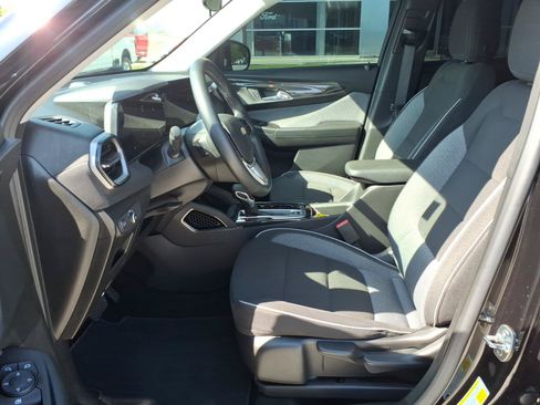 Used 2024 Chevrolet TrailBlazer LT w/ LT Cold Weather Package FWD image 11