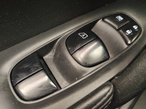 Used 2020 Nissan Rogue S FWD image 27