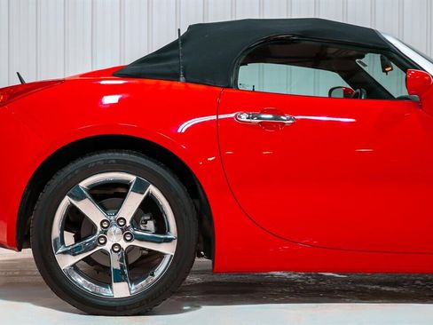 Used 2007 Pontiac Solstice Convertible w/ Premium Package image 2