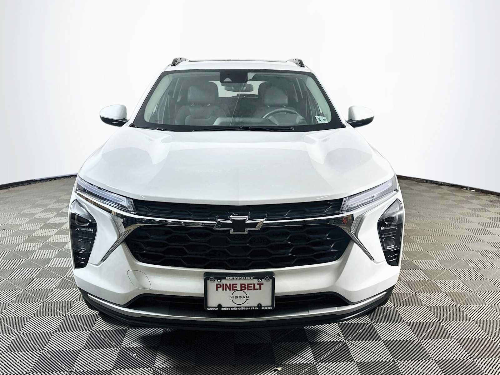 Used 2025 Chevrolet Trax LT w/ Sunroof Package FWD image 2