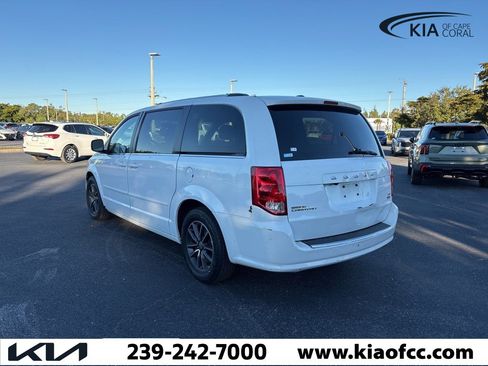 Used 2017 Dodge Grand Caravan SXT image 4
