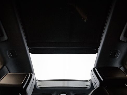 Certified 2023 Porsche Macan Turbo AWD/4WD image 30