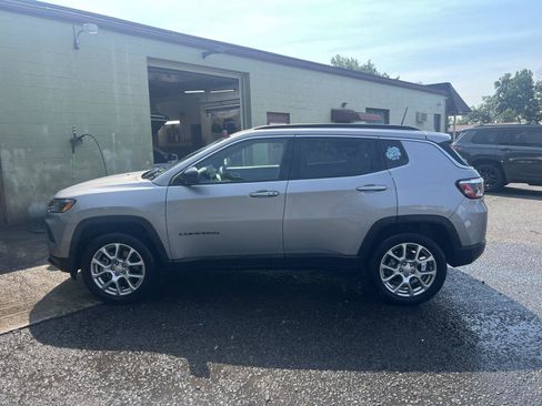 Used 2023 Jeep Compass Latitude AWD/4WD image 5