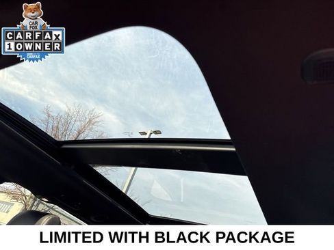 Used 2025 Chrysler Pacifica Limited image 5