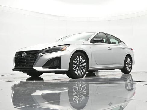 Certified 2025 Nissan Altima 2.5 SV FWD image 36