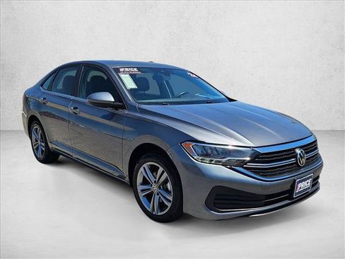 Used 2024 Volkswagen Jetta SE FWD image 3