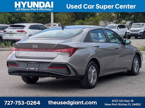 Used 2024 Hyundai Elantra SE FWD image 5