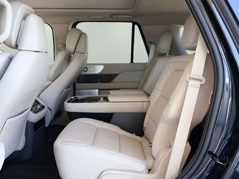 Used 2021 Lincoln Navigator Reserve w/ Luxury Package image 16