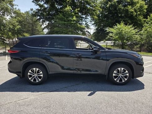 Used 2022 Toyota Highlander XLE AWD/4WD image 5