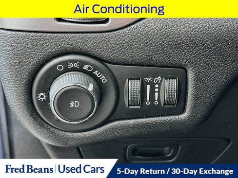 Used 2019 Jeep Cherokee Latitude Plus w/ Cold Weather Group AWD/4WD image 13