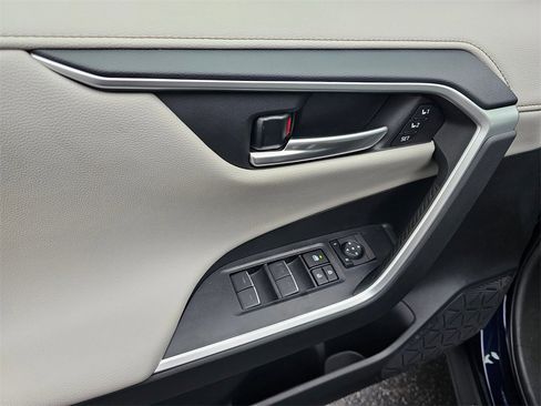 Used 2025 Toyota RAV4 Limited image 20