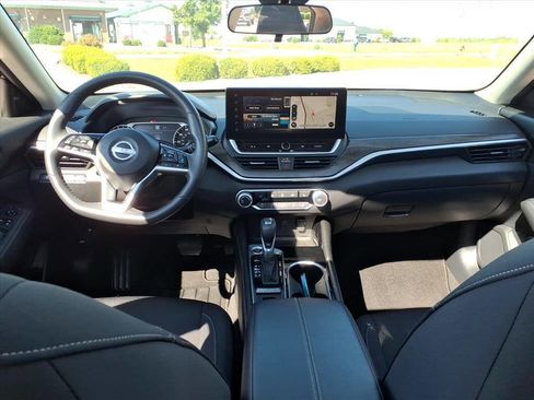 Used 2024 Nissan Altima 2.5 SV w/ SV Premium Package image 9