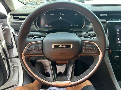 Used 2023 Jeep Grand Cherokee Laredo AWD/4WD image 14