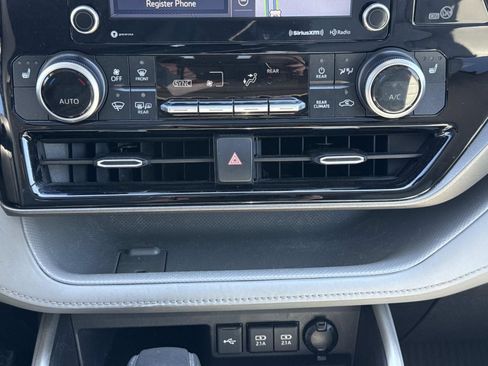 Used 2020 Toyota Highlander XLE image 12