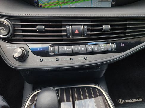 Used 2018 Lexus LS 500 w/ Accessory Package (Z2) RWD image 19