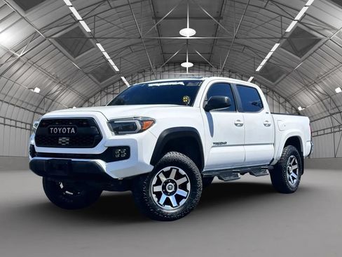 Used 2018 Toyota Tacoma SR5 RWD image 23
