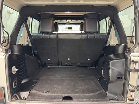 Used 2012 Jeep Wrangler Unlimited Sahara image 22
