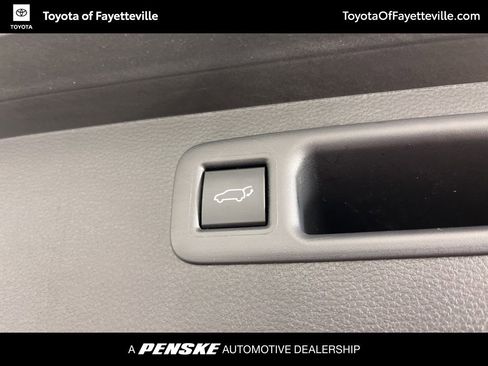 Certified 2025 Toyota Highlander XLE image 12