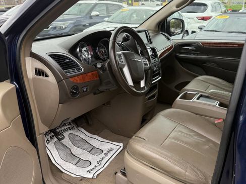 Used 2015 Chrysler Town & Country Touring FWD image 10