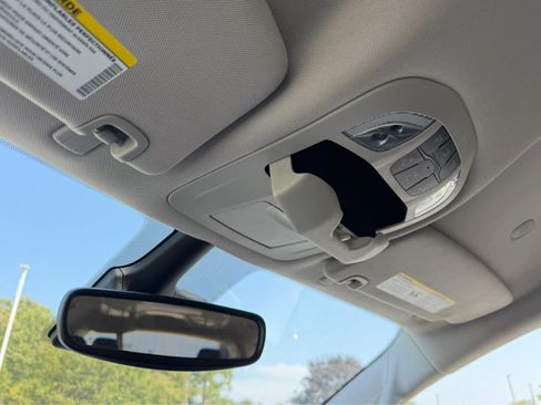 Used 2024 Chrysler Pacifica Touring-L FWD image 26