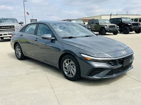 Used 2024 Hyundai Elantra SEL image 2