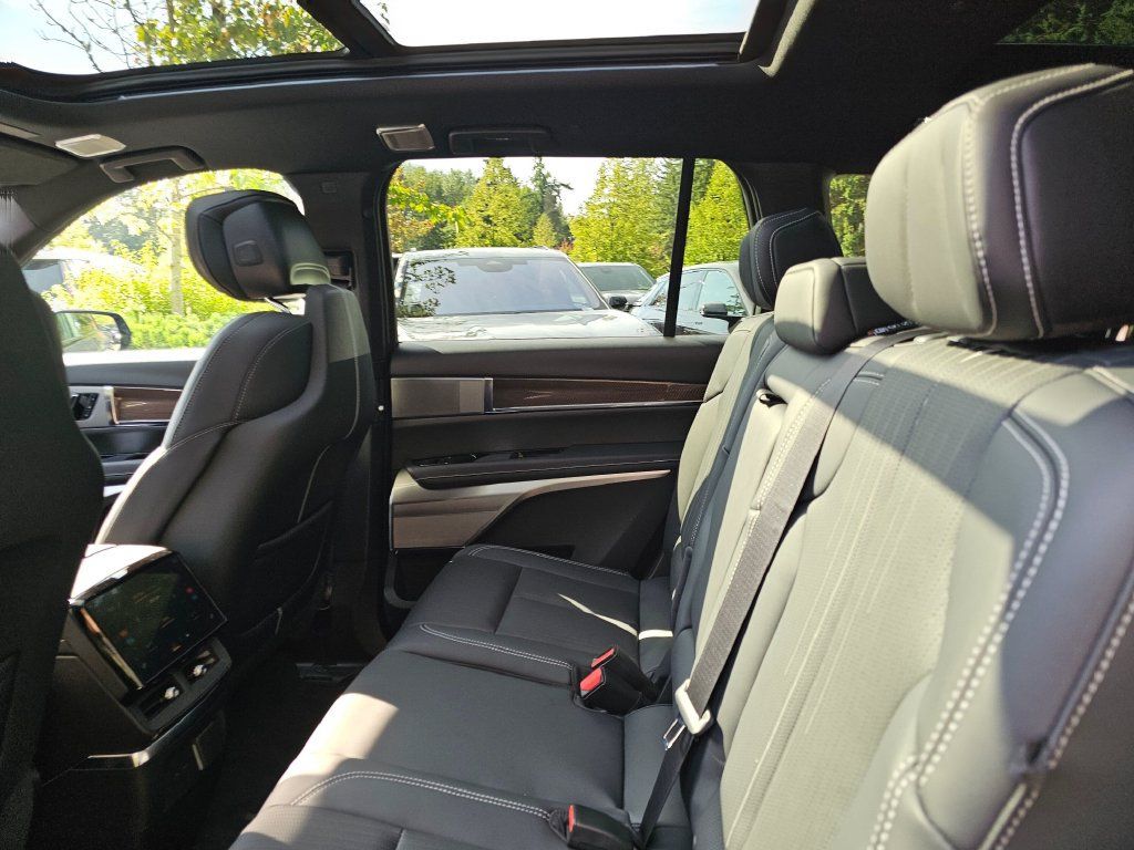 New 2027 Cadillac Vistiq Luxury AWD/4WD image 20