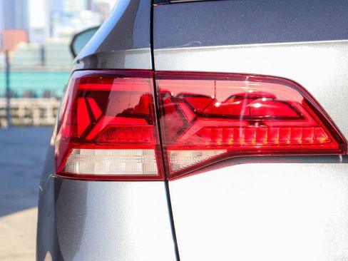 Used 2022 Volkswagen Taos SE w/ Panoramic Sunroof Package image 9