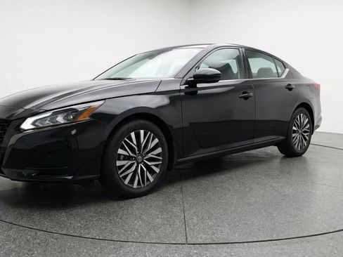 Used 2025 Nissan Altima 2.5 SV image 3