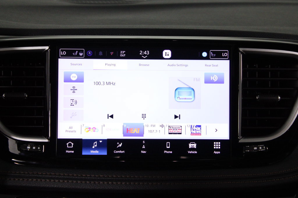 Used 2025 Chrysler Pacifica Pinnacle FWD image 7