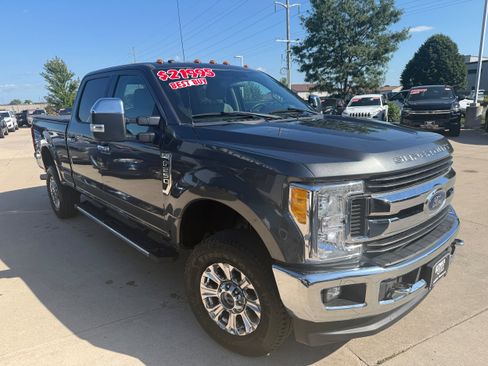 Used 2017 Ford F250 XLT w/ XLT Premium Package AWD/4WD image 3