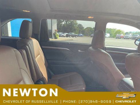 Used 2017 Toyota Highlander Limited Platinum AWD/4WD image 10