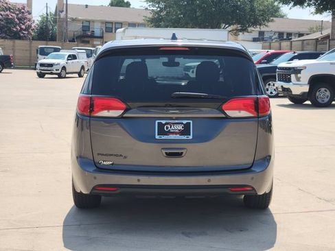 Used 2019 Chrysler Pacifica Touring Plus w/ S Appearance Package FWD image 13