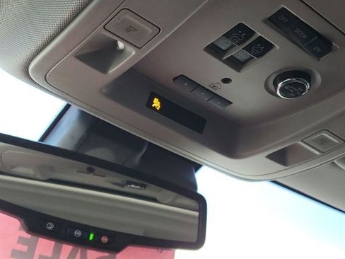 Used 2018 Chevrolet Suburban Premier image 22