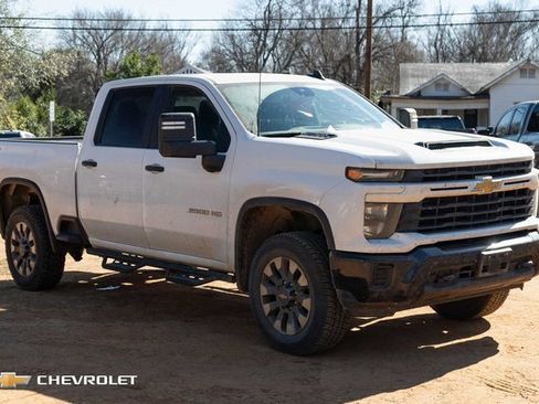 Used 2024 Chevrolet Silverado 2500 Custom w/ Custom Convenience Package image 3