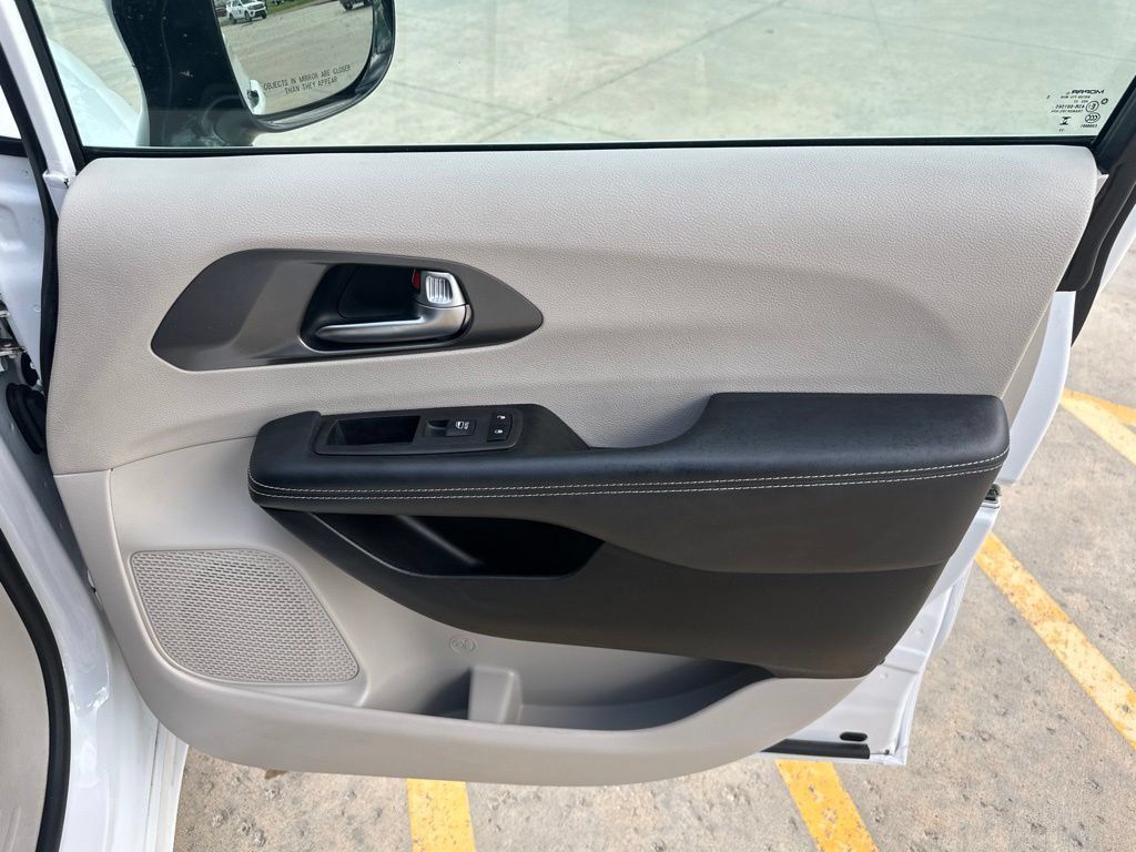 Used 2024 Chrysler Pacifica Touring-L FWD image 32