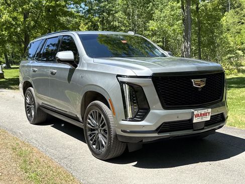 Used 2025 Cadillac Escalade Sport Platinum w/ LPO, Floor Liner Package AWD/4WD image 8