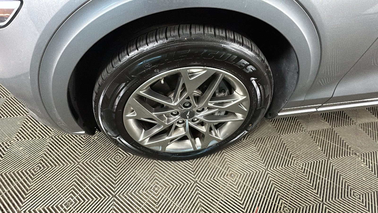 Used 2025 Genesis GV70 2.5T AWD/4WD image 11