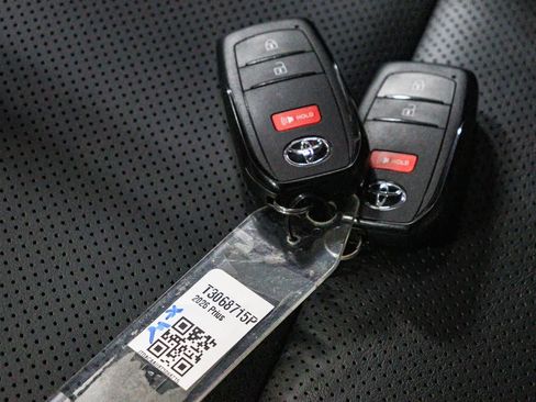 Certified 2026 Toyota Prius XLE FWD image 30