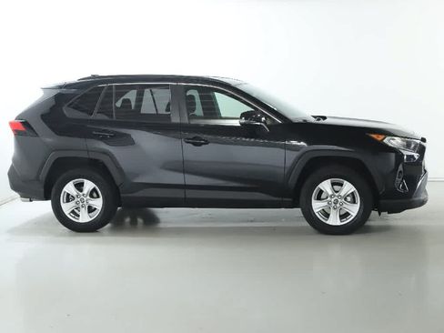 Used 2019 Toyota RAV4 XLE w/ Convenience Package FWD image 11