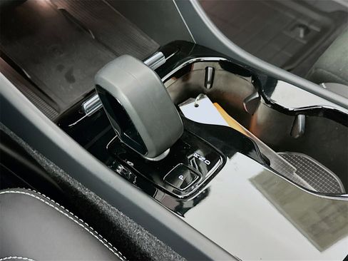 Used 2023 Volvo XC40 Recharge Plus image 16