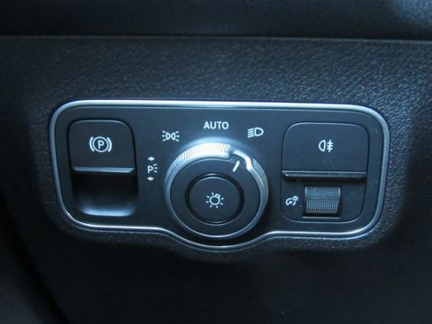 Used 2023 Mercedes-Benz EQB 300 4MATIC image 37